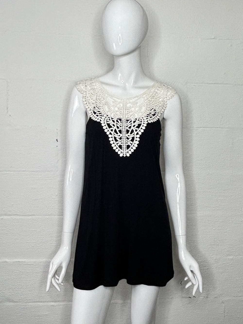Design History Black Top Large Cream Crochet Bohemian Sleeveless Shirt NEW